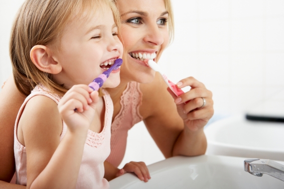 matka z córką myjące zęby