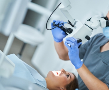 Leczenie kanałowe pod mikroskopem – wybierz nowoczesną endodoncję